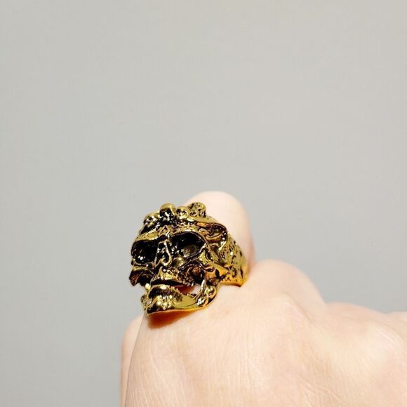Brand New Gold Skulls Head Ring Adjustable Size - Picture 2 of 8